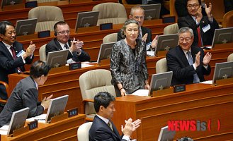 국회 방문한 반기문 유엔 사무총장 부인 윤순택 여사