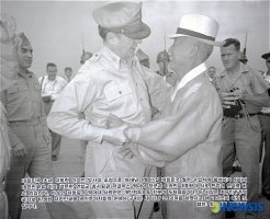 '생명의항해 사진전' - 맥아더사령관과 이승만초대대통령