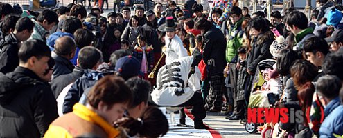 부산경남경마공원서 펼쳐진 대붓 퍼포먼스와 울산학춤